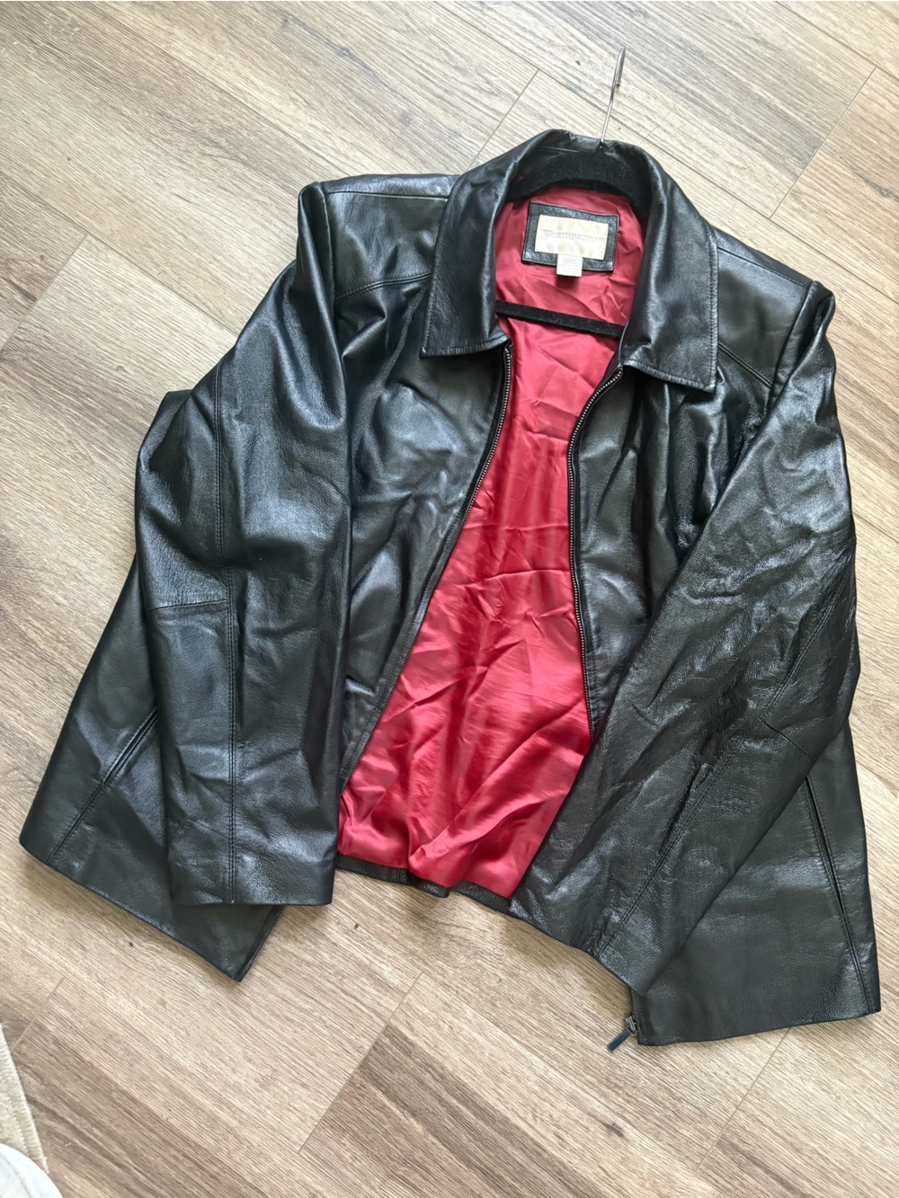 Women’s vintage 90’s oversized Black Leather Bomber jacket by Worthington